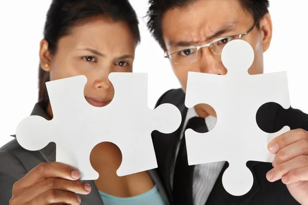 Two businesspeople trying to connect the puzzle — Stock Photo, Image