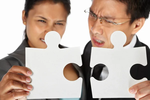 Dois empresários tentando conectar o quebra-cabeça — Fotografia de Stock