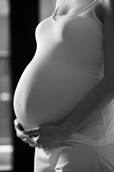 Estomac de la femme enceinte — Photo