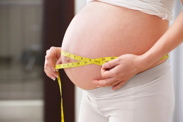 Mesurer l'estomac de la femme enceinte — Photo