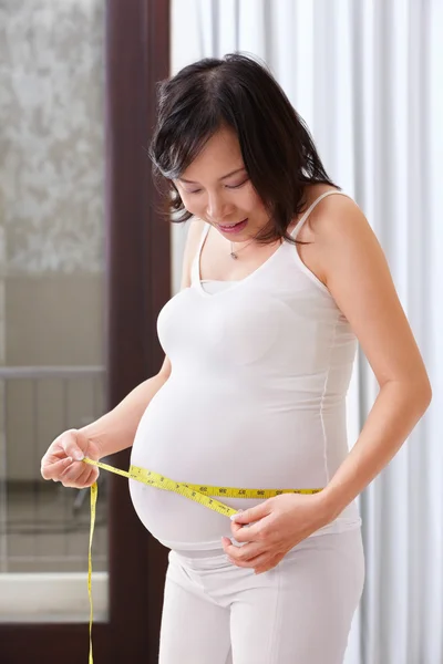 Mesurer l'estomac de la femme enceinte — Photo