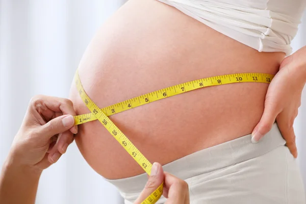 Measuring the stomach of pregnant woman — Stock Photo, Image