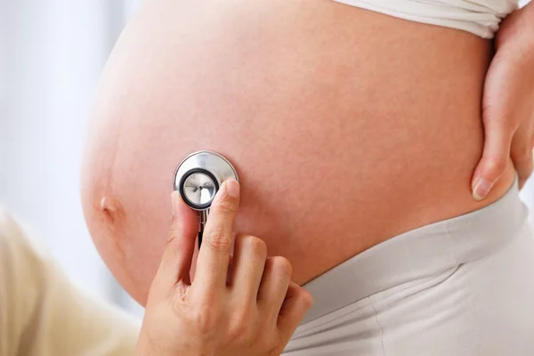 Hearing fetus sound using stethoscope — Stock Photo, Image