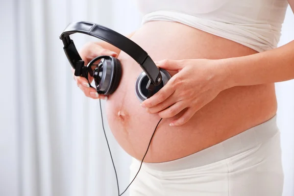 Stimuleren van de foetus met behulp van muziek — Stockfoto