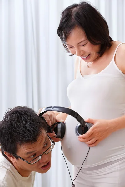 Stimuleren van de foetus met behulp van muziek — Stockfoto
