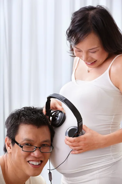 Stimuler le fœtus en utilisant la musique — Photo
