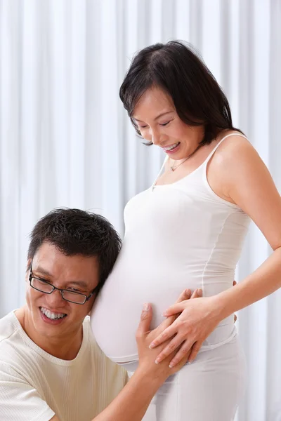 Σύζυγος προσπαθήστε να ακούσετε ήχο έμβρυο — Φωτογραφία Αρχείου