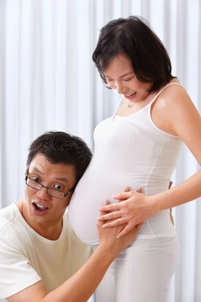 Husband try to hear fetus sound — Stock Photo, Image