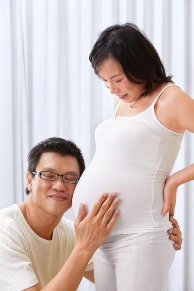 Showing love to the unborn baby — Stock Photo, Image
