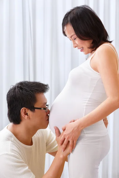 Showing love to the unborn baby — Stock Photo, Image