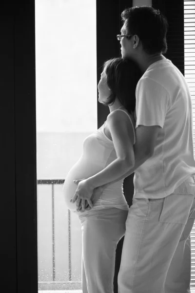 Pregnant lady and her husband looking away — Stock Photo, Image