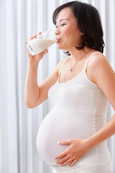 Senhora grávida bebendo leite — Fotografia de Stock