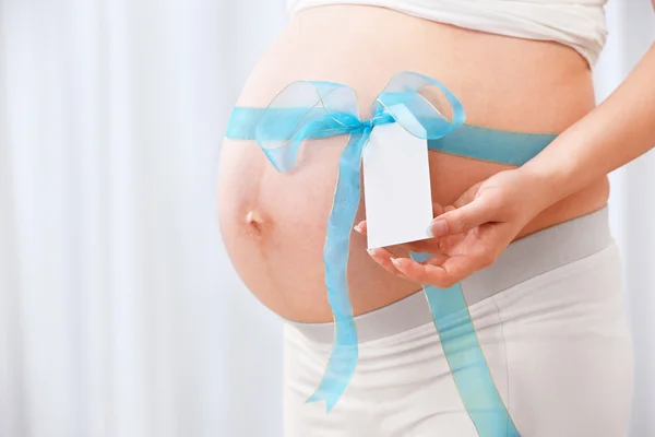 Fita azul em volta do estômago da senhora grávida — Fotografia de Stock