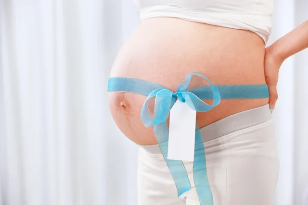 Fita azul em volta do estômago da senhora grávida — Fotografia de Stock