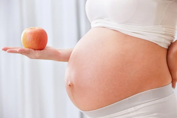 Signora incinta in possesso di mela — Foto Stock