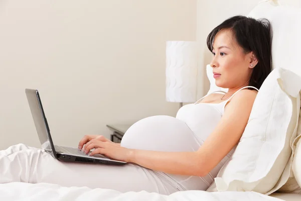 Zwangere dame met behulp van laptop — Stockfoto