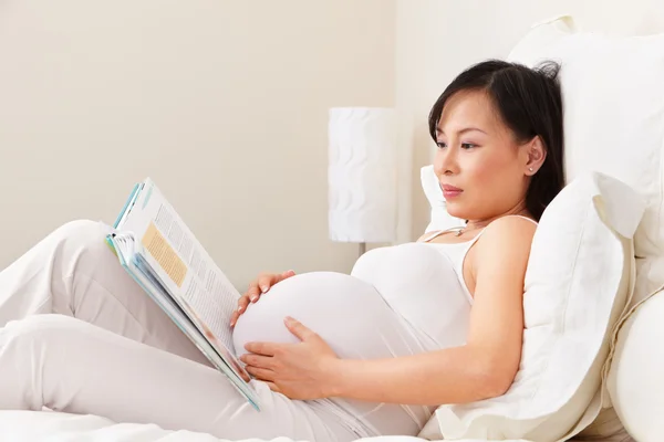 Schwangere liest Buch — Stockfoto