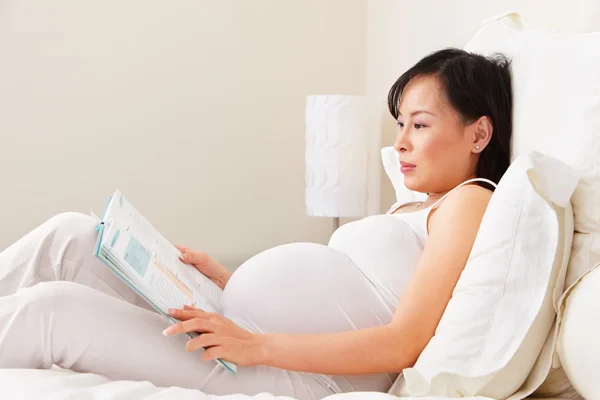Zwangere dame leesboek — Stockfoto