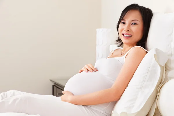 ベッド上安静時妊娠中の女性 — ストック写真
