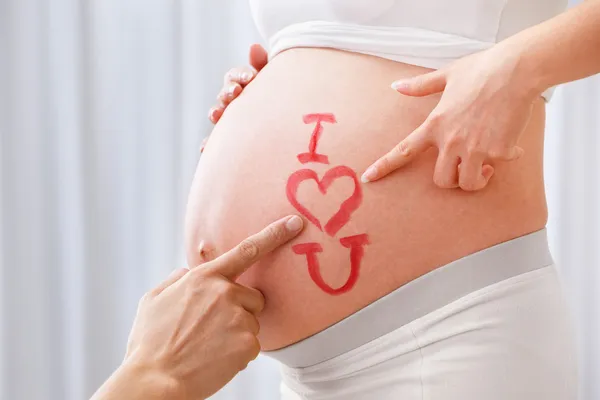 Símbolo I love you on pregnanct stomach —  Fotos de Stock