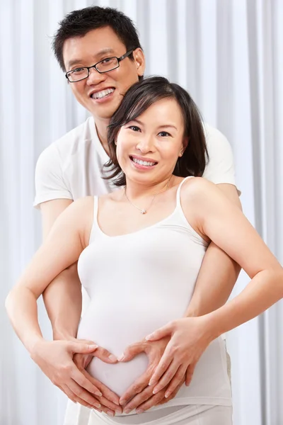 Пара, показывающая любовь к своему нерожденному ребенку — стоковое фото