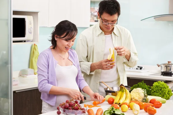 Asiático casal atividade na cozinha — Fotografia de Stock