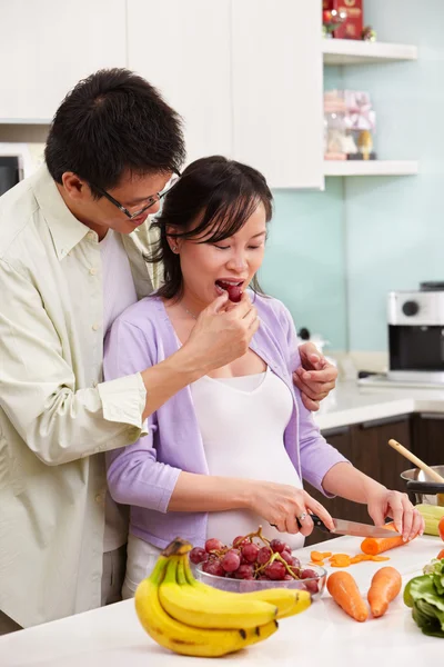 Aziatische paar activiteit in keuken — Stockfoto