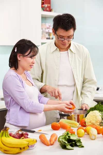 Asiático casal ocupado na cozinha — Fotografia de Stock
