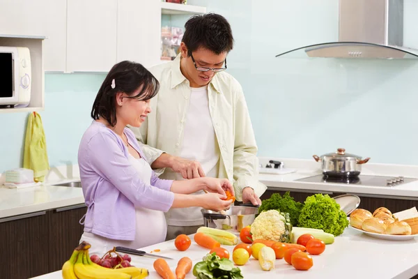 Азиатская пара занята на кухне — стоковое фото