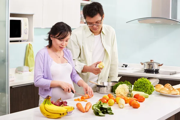 Азиатская пара занята на кухне — стоковое фото