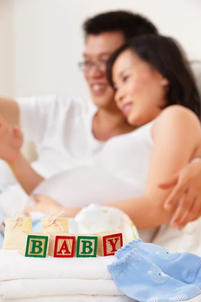 Ordet baby framför asiatiska par — Stockfoto