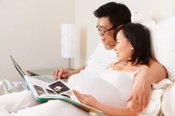 Zwangere dame en haar echtgenoot uitgaven tijd togeher — Stockfoto