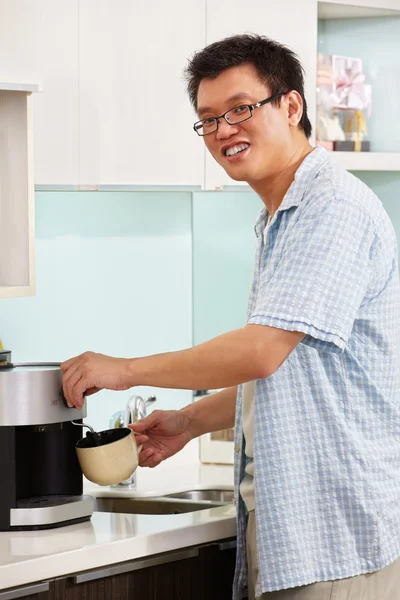 Азиатский мужчина делает кофе — стоковое фото