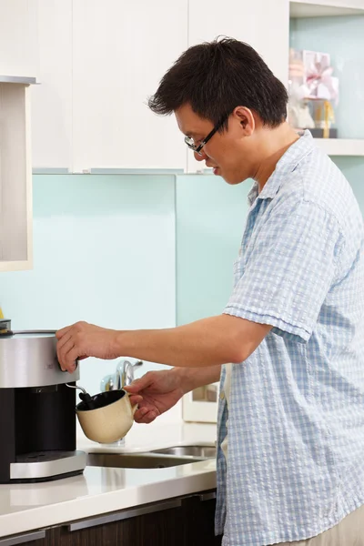Asiático macho hacer café — Foto de Stock