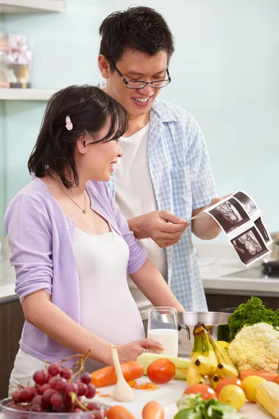 Asiático casal olhando para USG fetus imagem — Fotografia de Stock