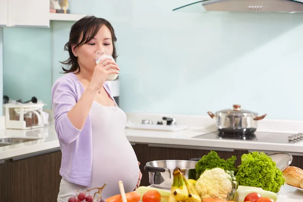 Těhotná žena konzumní mléko — Stock fotografie