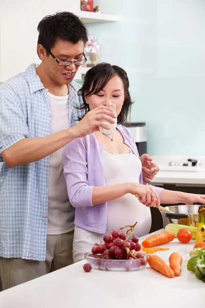 Hombre chino dando leche a su esposa embarazada — Foto de Stock