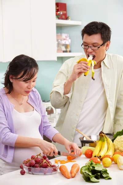 Asiática pareja actividad en cocina —  Fotos de Stock