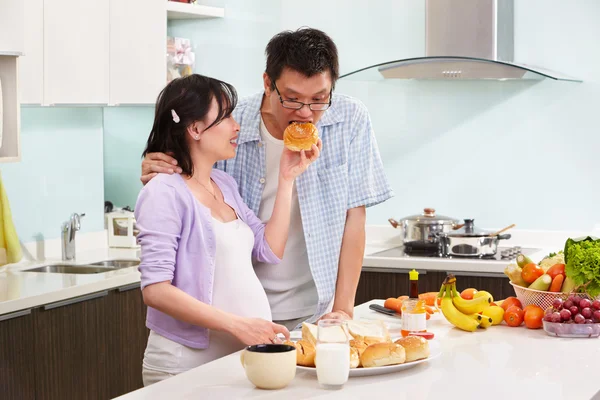Paar bereitet Frühstück zu — Stockfoto