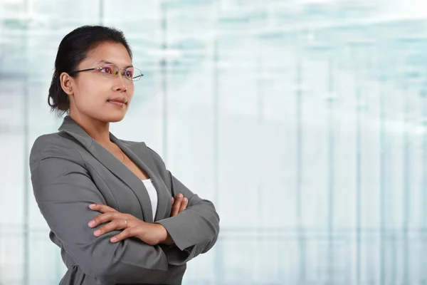 Asiática mujer de negocios mirando hacia otro lado — Foto de Stock
