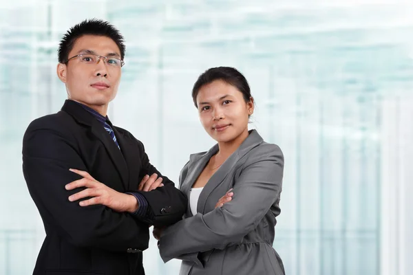 Dois negócios asiáticos pose — Fotografia de Stock