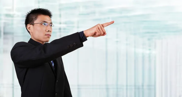 Homme d'affaires chinois pointant vers l'espace empaty — Photo