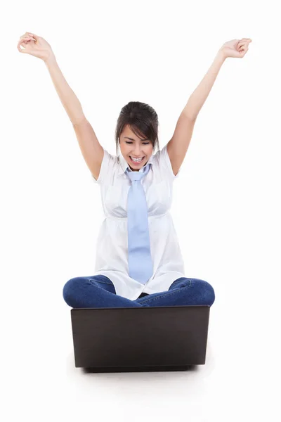 Opgewonden jonge vrouw met laptop — Stockfoto