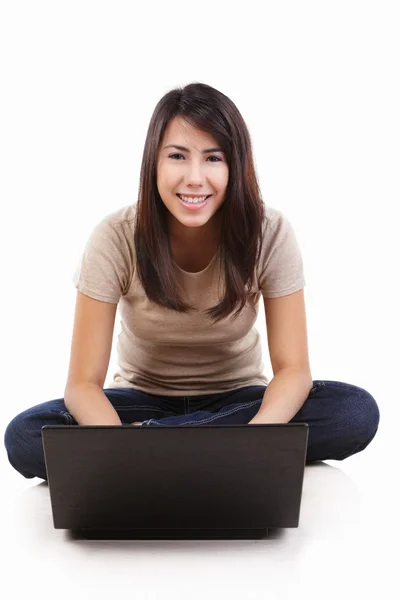 Mladá žena pomocí přenosného počítače — Stock fotografie