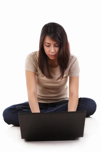 Mladá žena pomocí přenosného počítače — Stock fotografie