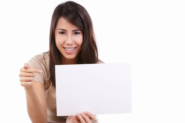 Молодая женщина указывает на чистую карточку — стоковое фото