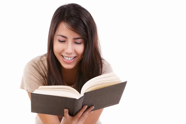 Junge Frau liest fröhlich Buch — Stockfoto