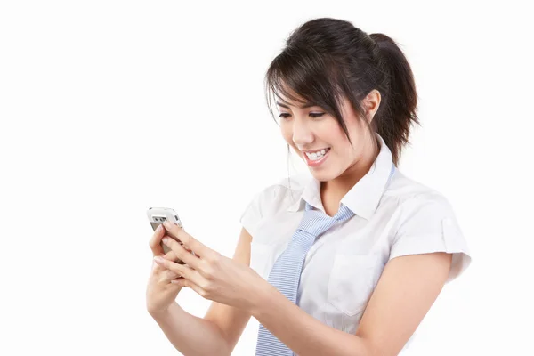 Młoda kobieta przy użyciu telefonów komórkowych — Zdjęcie stockowe