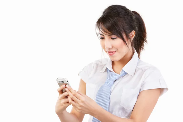 Młoda kobieta przy użyciu telefonów komórkowych — Zdjęcie stockowe