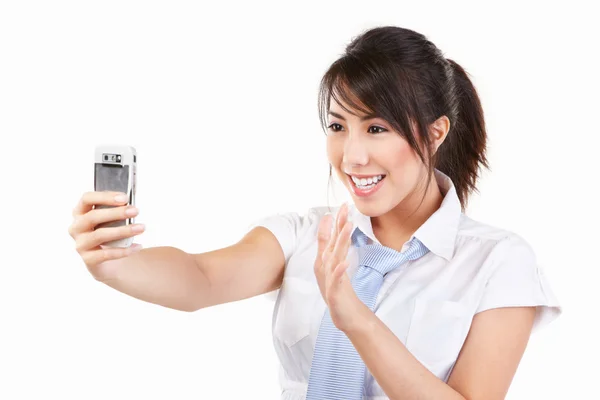 Jeune femme utilisant un téléphone portable — Photo